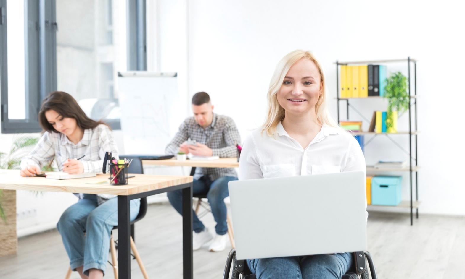 Profesionales trabajando en análisis financiero y gestión de recursos humanos