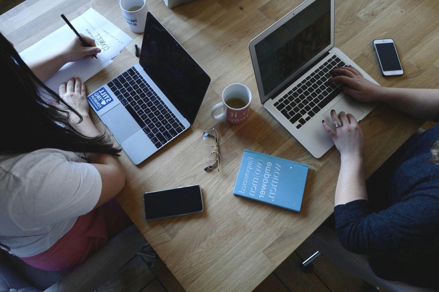 Análisis profesional de datos financieros y gestión de personal