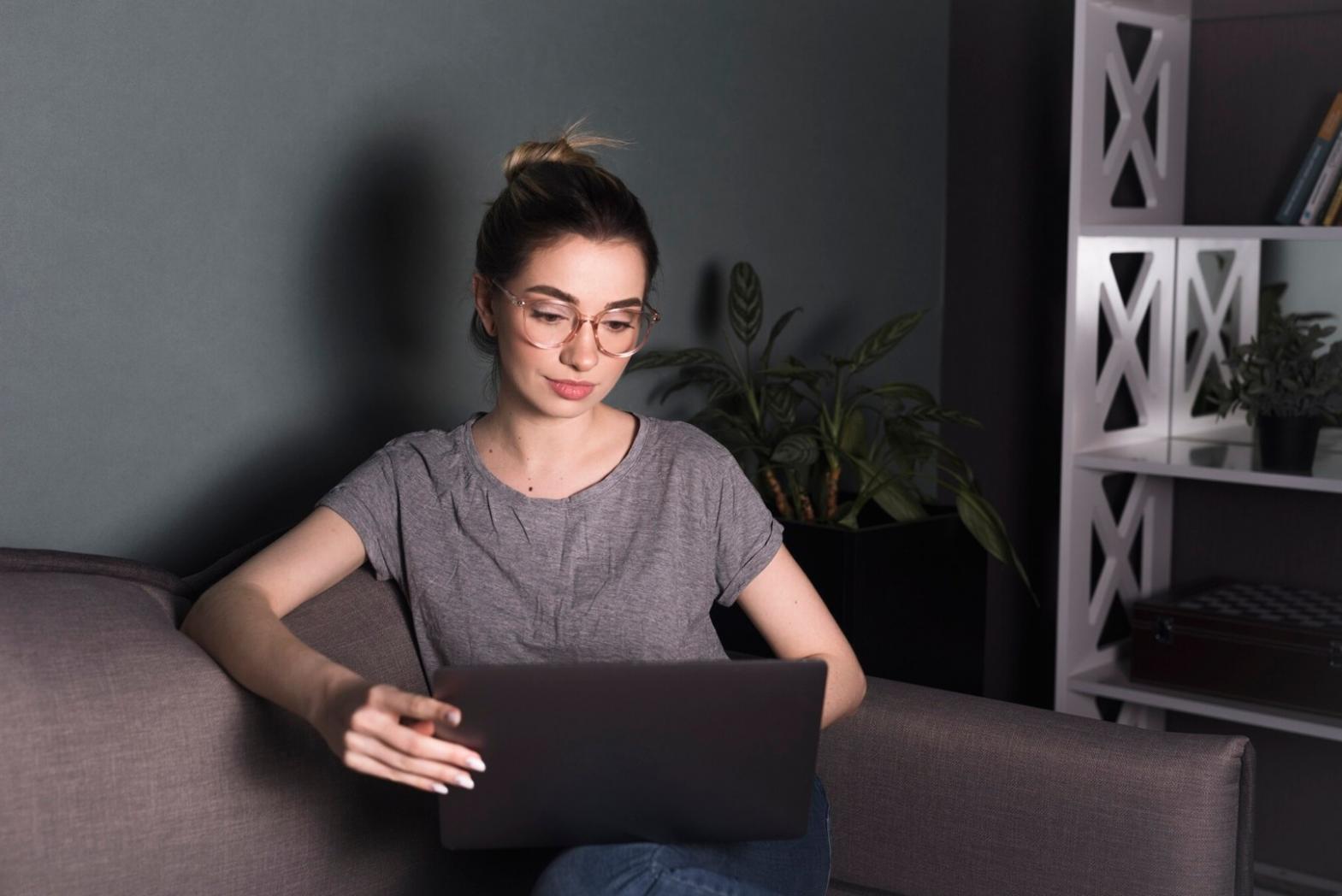 Profesionales trabajando en análisis financiero y gestión de recursos
