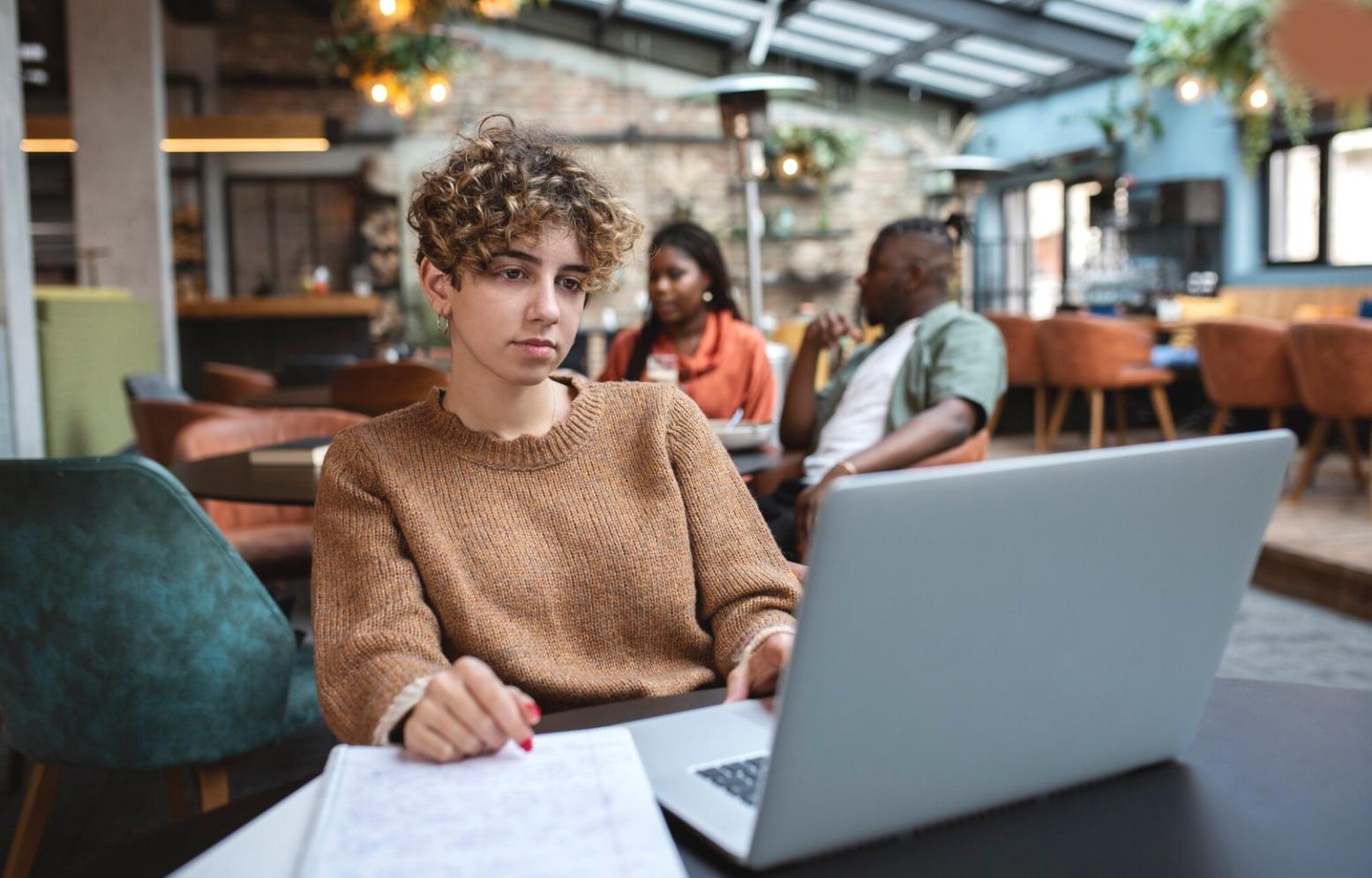 Ambiente de aprendizaje profesional durante las sesiones prácticas de gestión